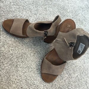 Toms Tan Sandals with Cushioned Footbed